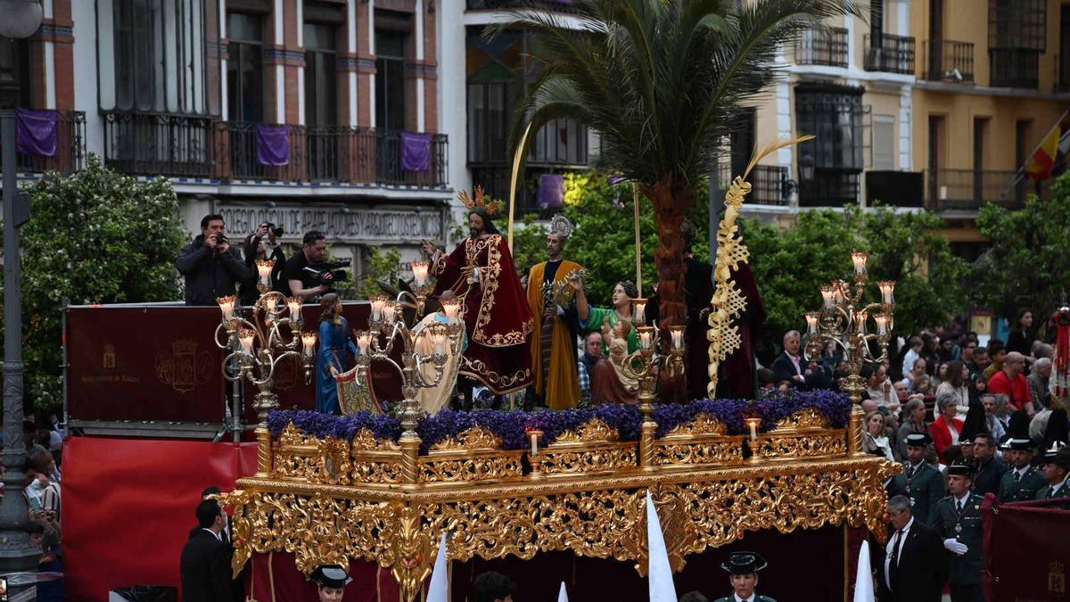 La Borriquita en su llegada a la carrera oficial, en la plaza de España.