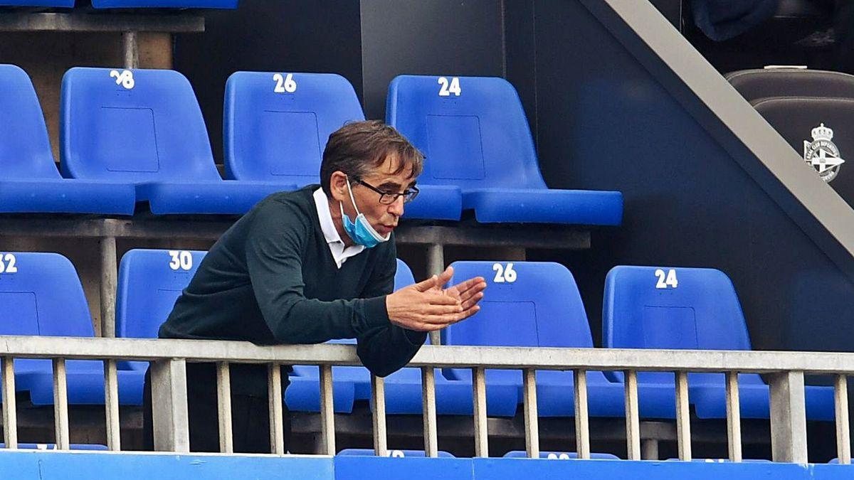 Fernando Vázquez da instrucciones a sus jugadores desde la grada de Riazor.