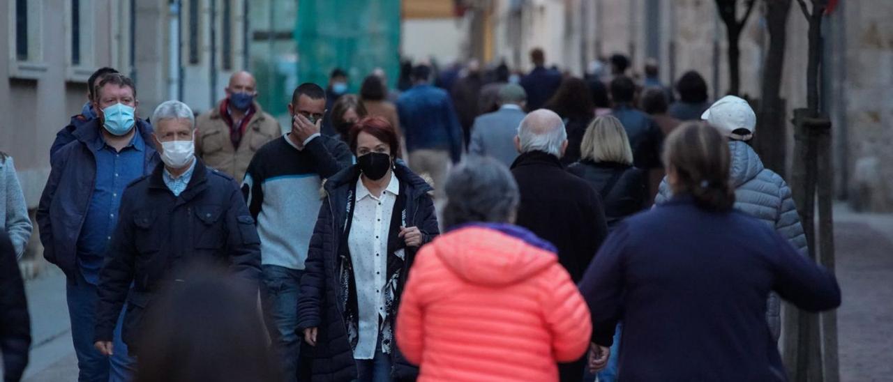 Personas de paseo por una calle del casco antiguo de Zamora.