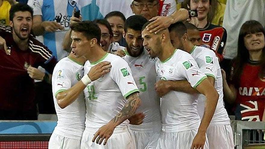 Los jugadores de Argelia celebran su gol ante Rusia