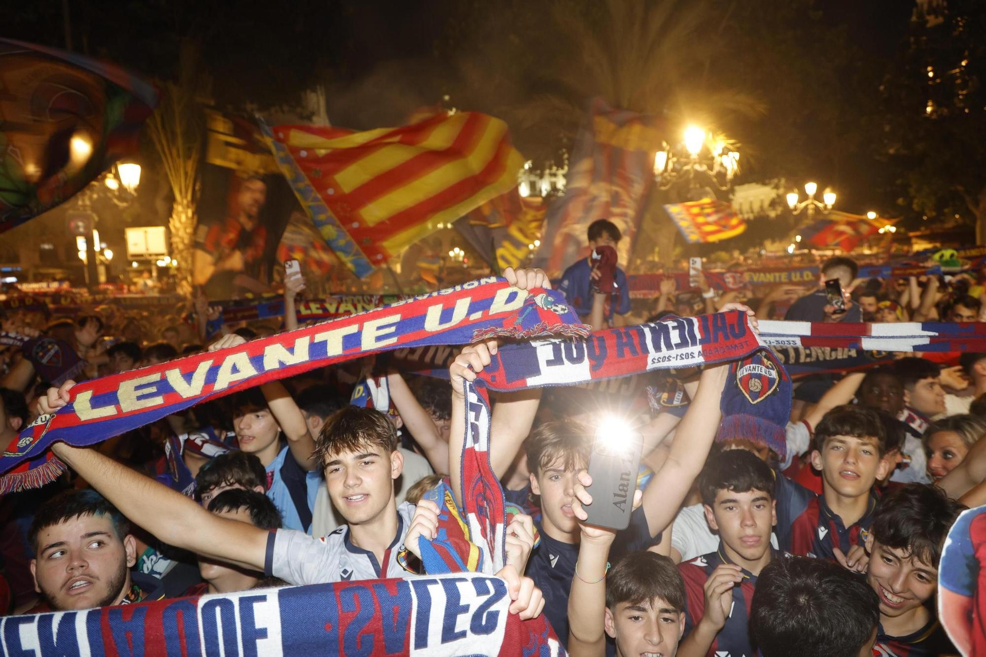 Todas las fotos de la rúa del Levante UD por su ascenso a Primera División