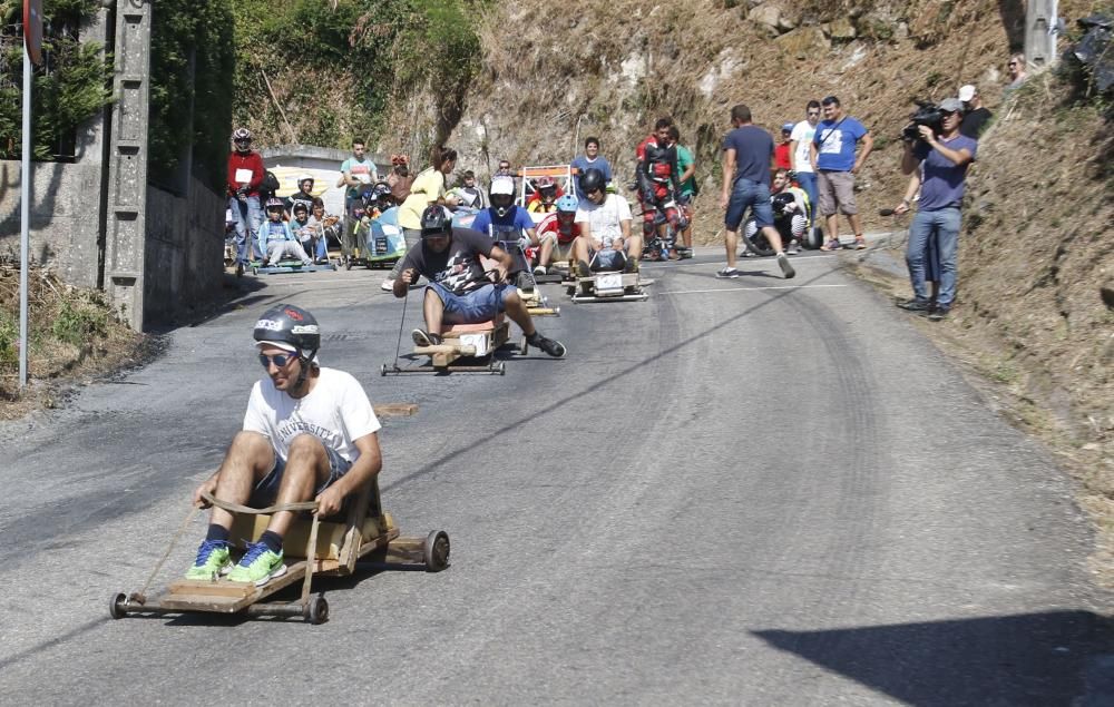 Alrededor de 70 participantes y 40 vehículos disputan la tradicional bajada de carros de bolas y dejan momentos para el recuerdo