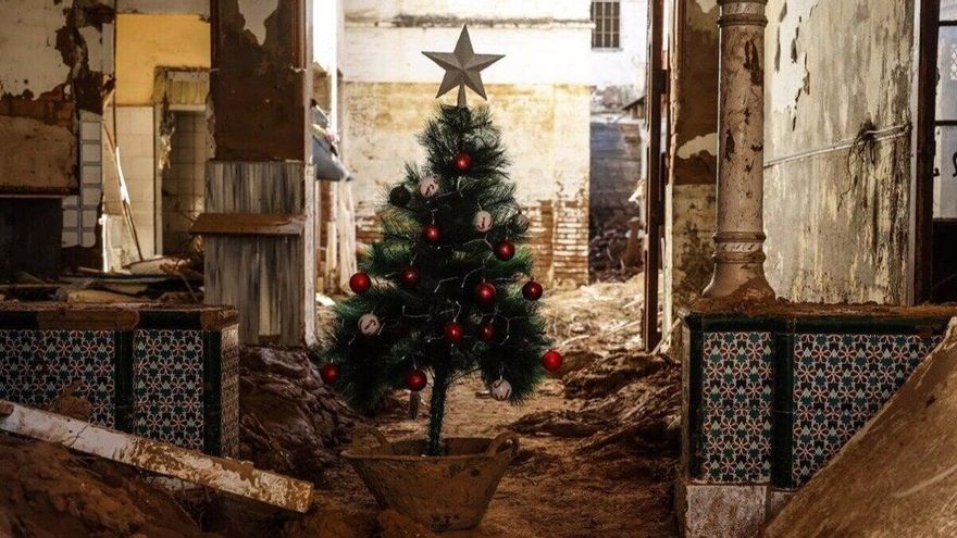 La Navidad más especial de Valencia: una mujer pone un árbol en una casa arrasada por la DANA