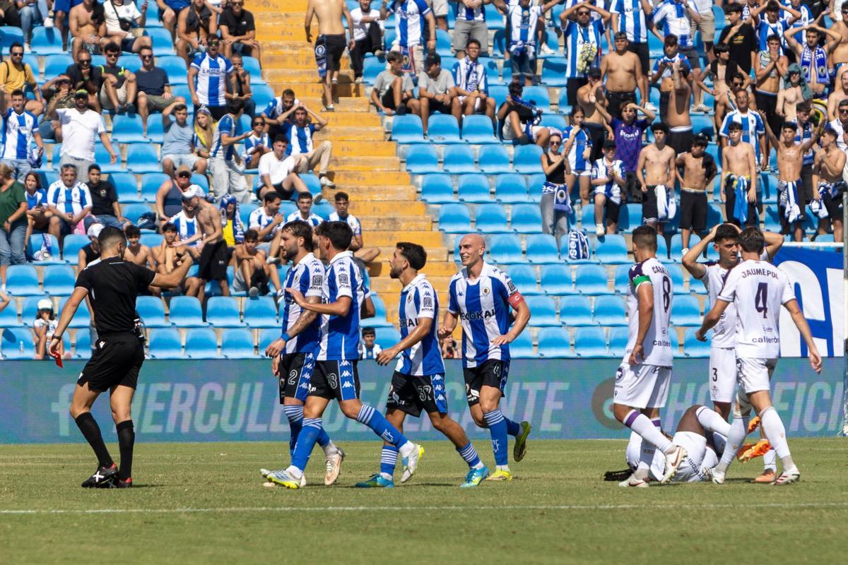 Futbolistas del Hércules protestan al colegiado Joaquín Béjar Caballero una acción.