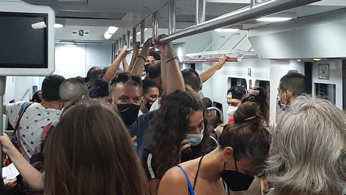 Convoy de Rodalies Renfe con destino a Blanes lleno de gente tras una avería detectada la tarde de este viernes.