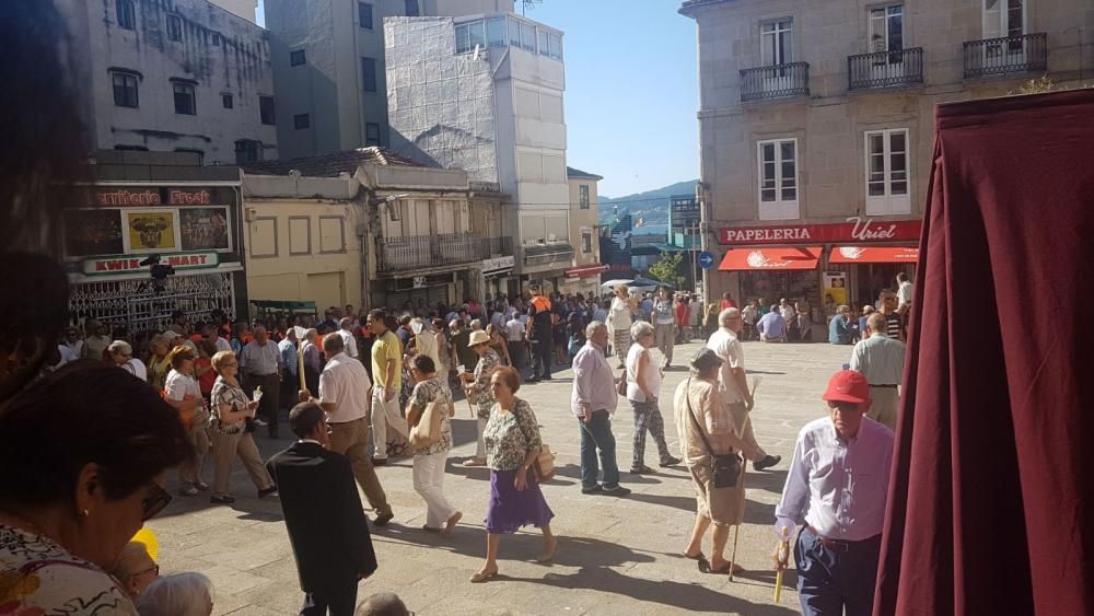 Miles de personas acompañan a la imagen del Cristo de la Victoria de Vigo en su travesía por las calles del centro de la ciudad.