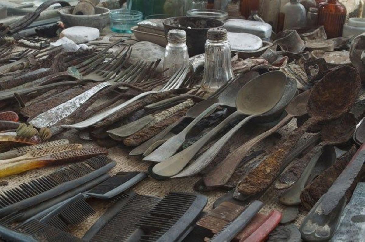 Cubiertos y utensilios de los prisioneros encontrados en el campo.