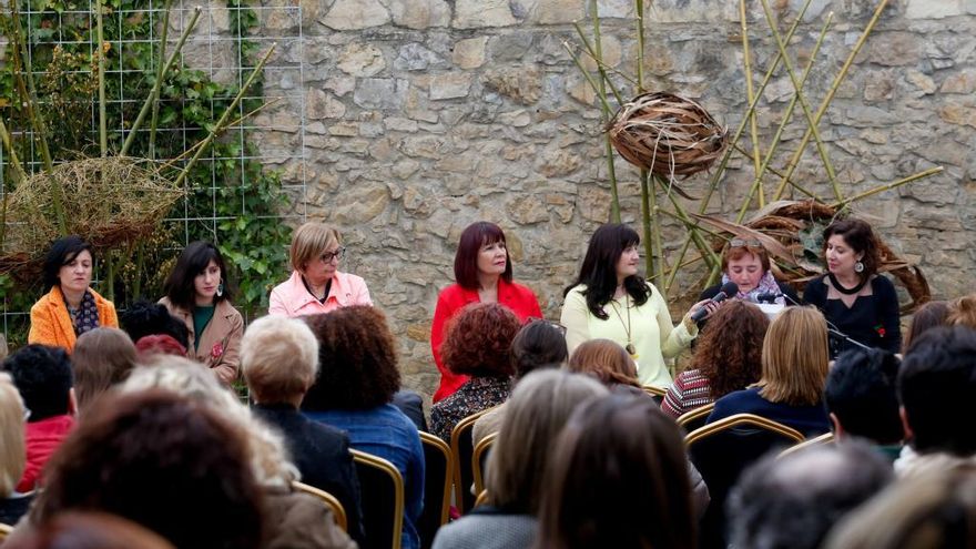 Micaela Navarro, en el centro, durante el acto de apoyo a Susana Díaz.