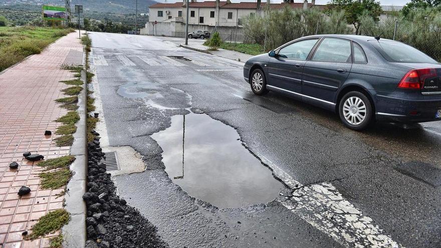 La lluvia multiplica los baches en Plasencia y aún no hay un plan para taparlos