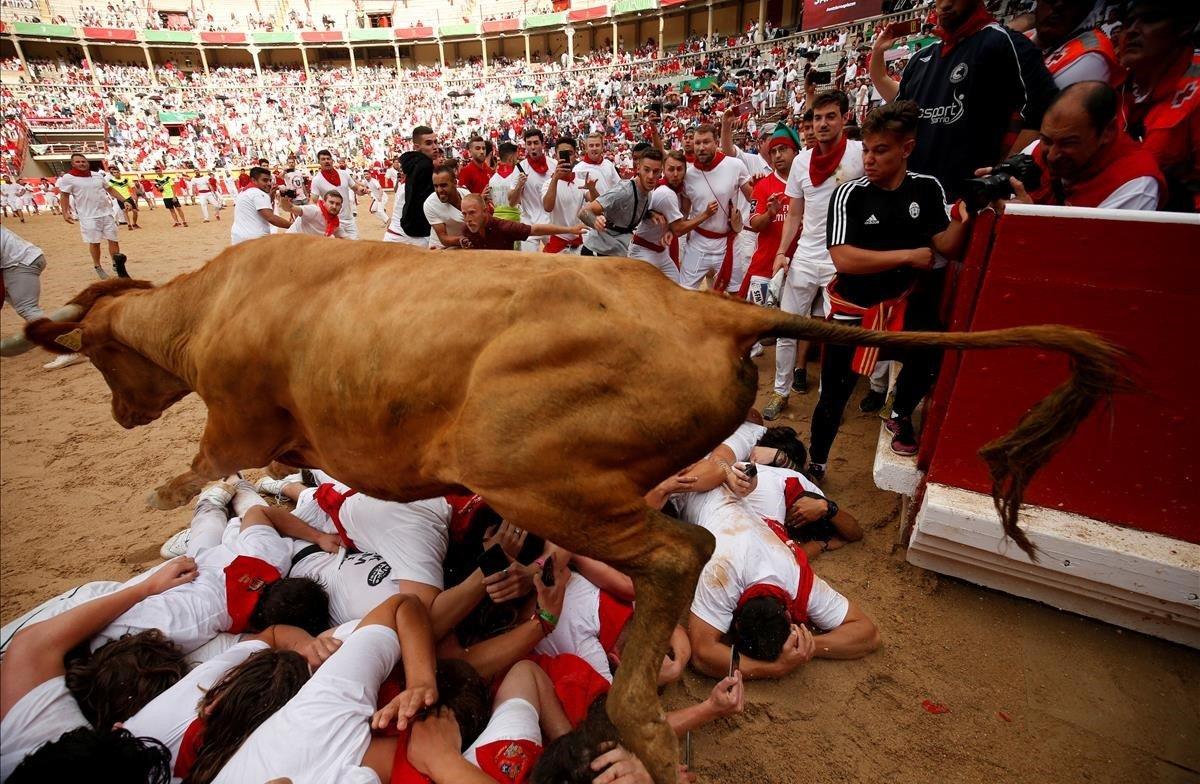 Muralla humana en la entrada de la plaza de toros de Pamplona durante el encierro en las fiestas de San Fermín.