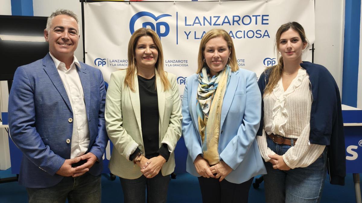 Francisco de León, María Jesús Tovar, Astrid Pérez y Davinia Déniz, este lunes, en la sede del PP en Lanzarote
