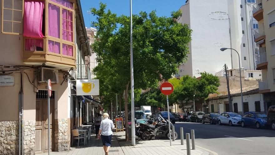 Ventanal de la calle Joan Alcover desde la que se cayó el niño ayer por la mañana.