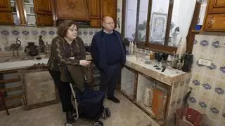 Un matrimonio de Algemesí que escapó de la riada por un butrón sigue sin poder regresar a su casa 16 meses después