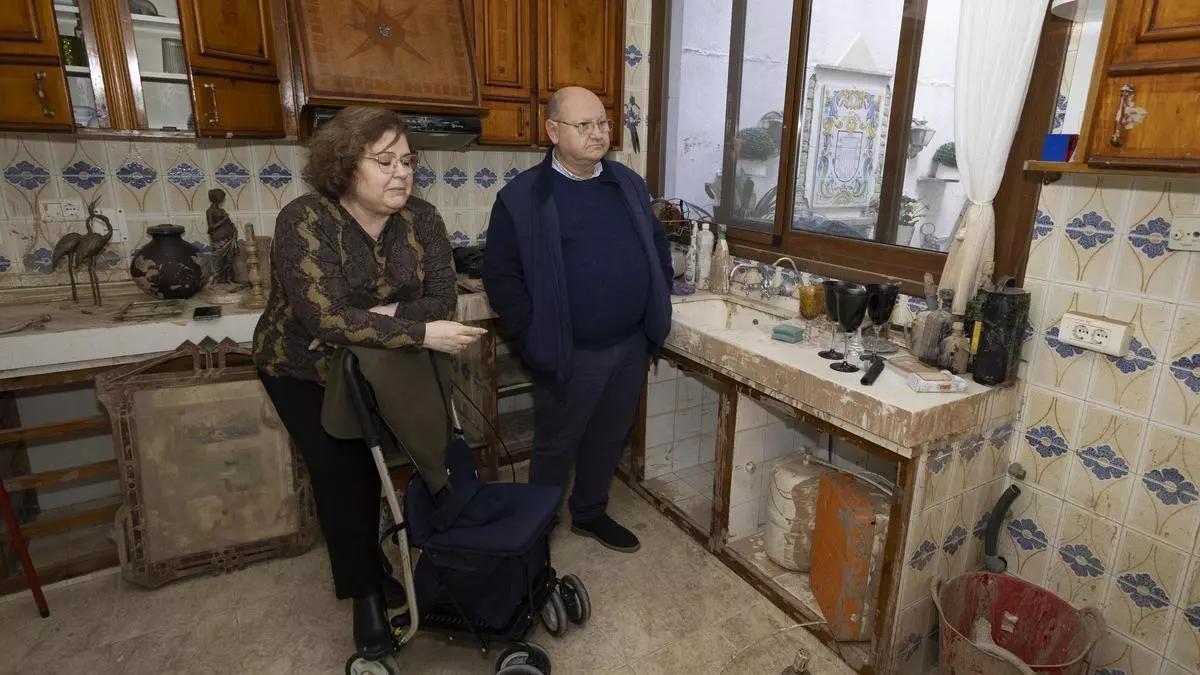 Un matrimonio de Algemesí que escapó de la riada por un butrón sigue sin poder regresar a su casa 16 meses después