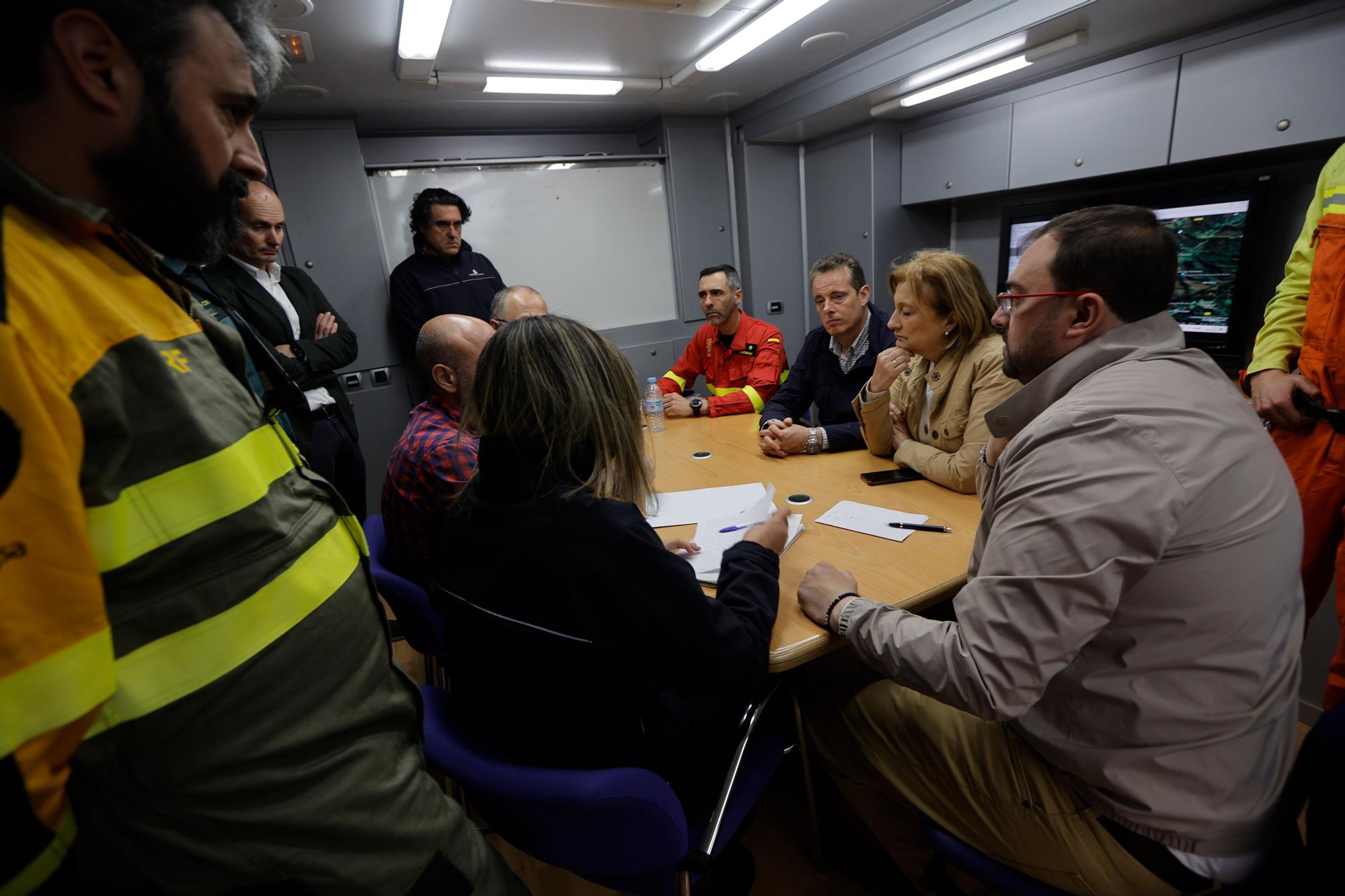 Dura lucha contra los incendios de Tineo y Valdés