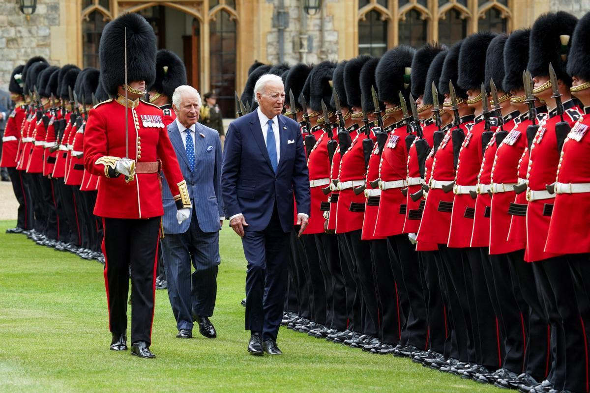 El presidente de los Estados Unidos, Joe Biden, es recibido por el rey Carlos III de Gran Bretaña durante una ceremonia de bienvenida en el Castillo de Windsor