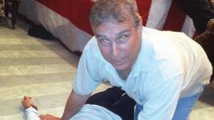 Foto sin fecha ni ubicación determinada, desvelada por el Departamento de Justicia de Estados Unidos, como parte de los documentos del caso Epstein. En ella el expríncipe Andrés, hoy Andrés Mountbatten-Windsor, está arrodillado sobre una mujer que yace en el suelo.