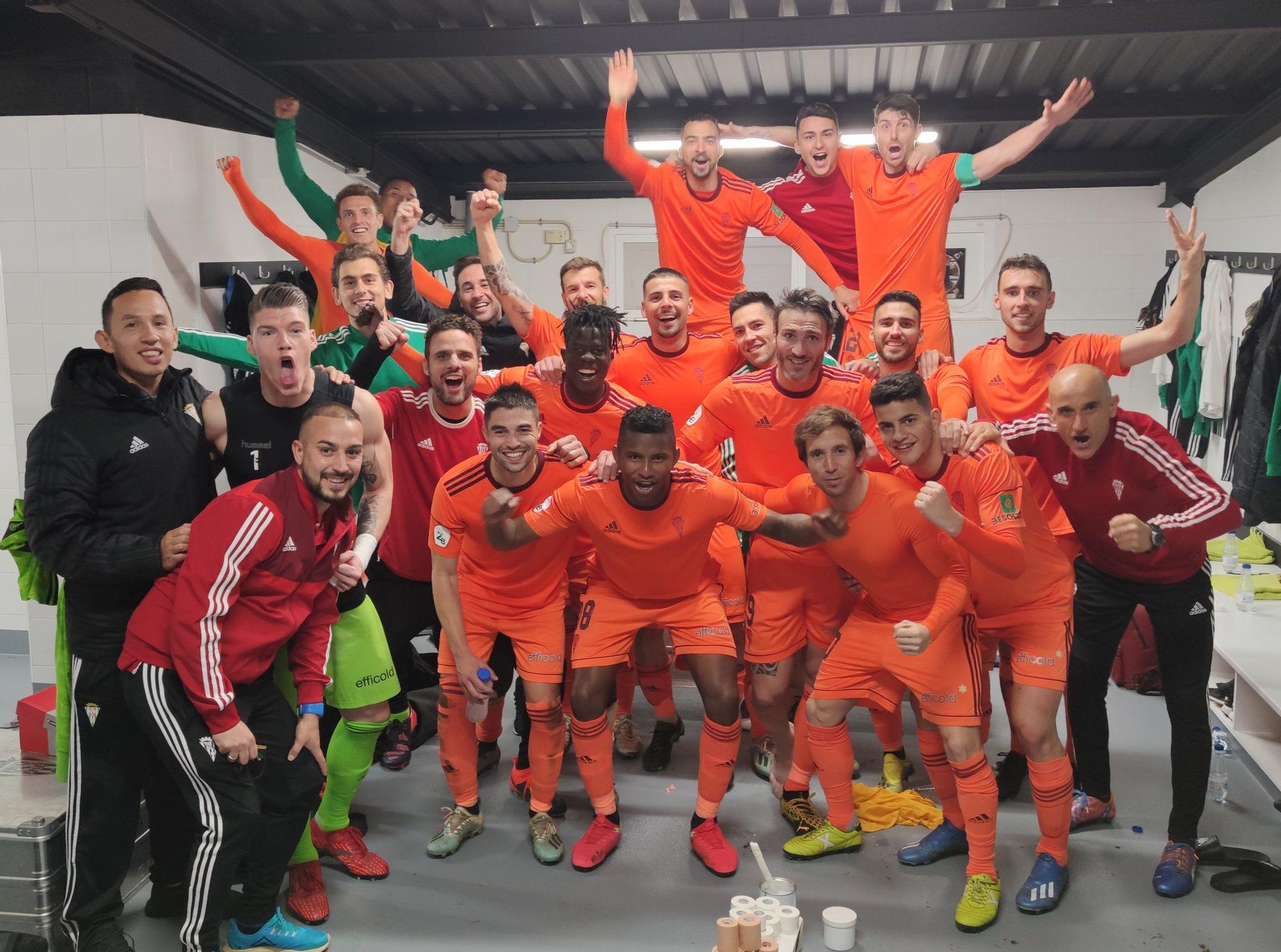 Celebración del Córdoba CF tras su victoria en Badajoz en la 2019-20.