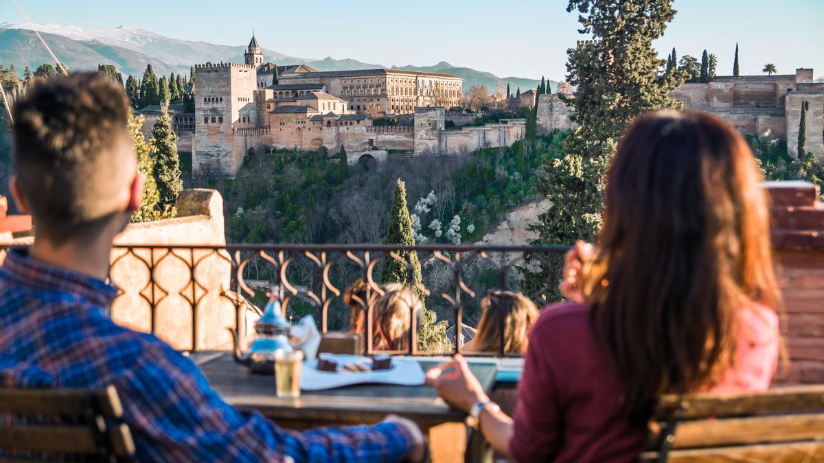 La gastronomía andaluza es el resultado de una mezcla entre la cocina árabe, la cultura mediterránea del olivo y la vid y los productos que vienen de América.