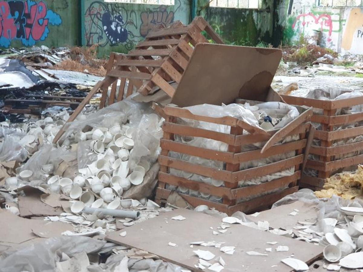 A la izquierda, piezas de loza, algunas embaladas, en el almacén general de la fábrica; en el centro un vertedero ilegal junto a la factoría y, a la derecha, los restos del incendio del viernes. | L. B.