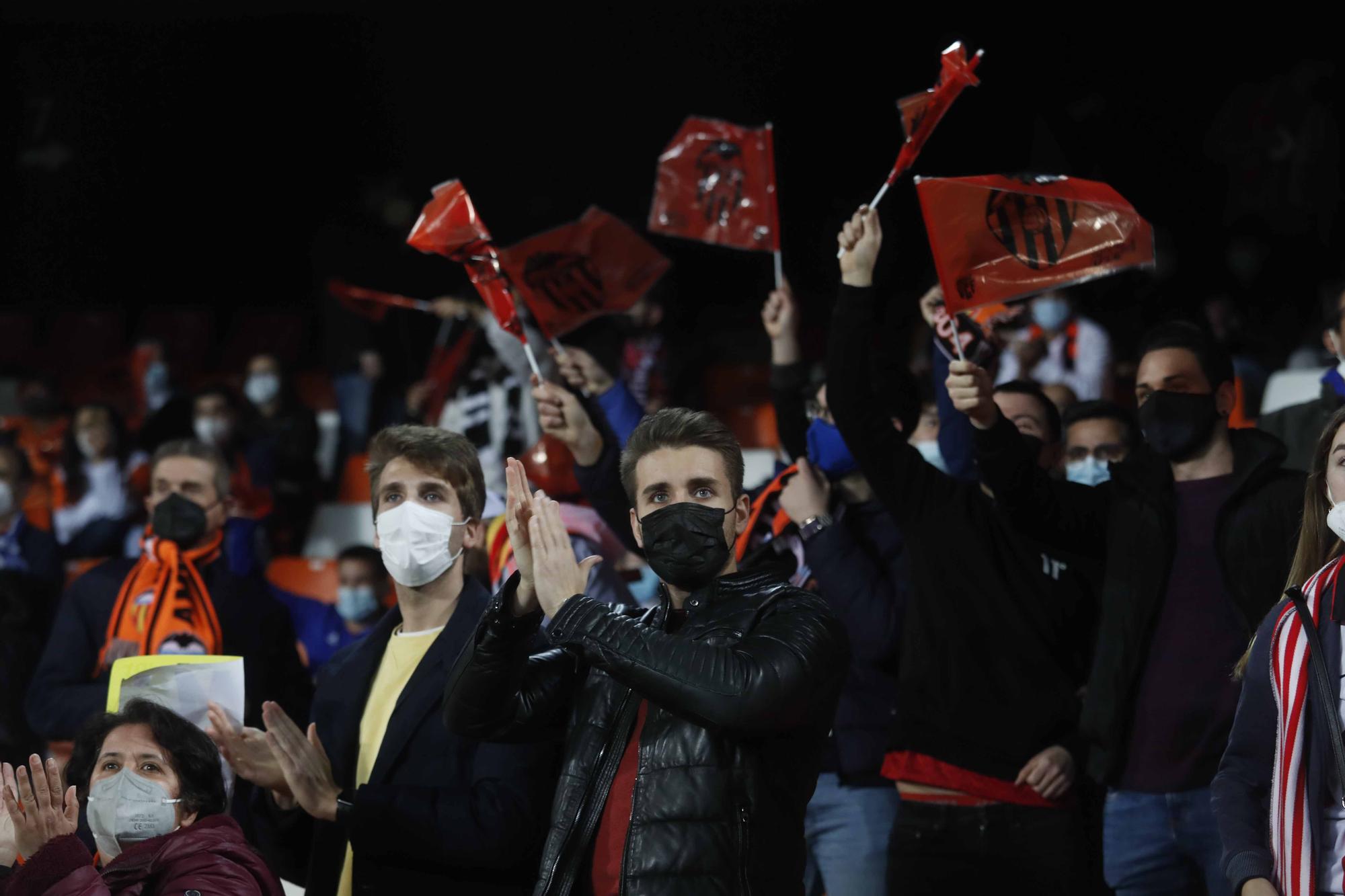 ¡Mestalla marcó el 1-0! Así fue el brutal recibimiento al Valencia CF en la Avenida Suecia