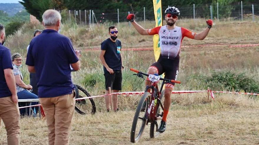 Álvaro Lobato celebra su triunfo en la prueba celebrada en Benavente. | D. S.