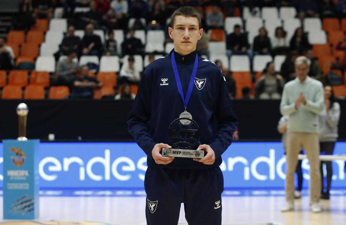Ryan Matus, jugador del UCAM Murcia CB, recibiendo el premio como MVP.