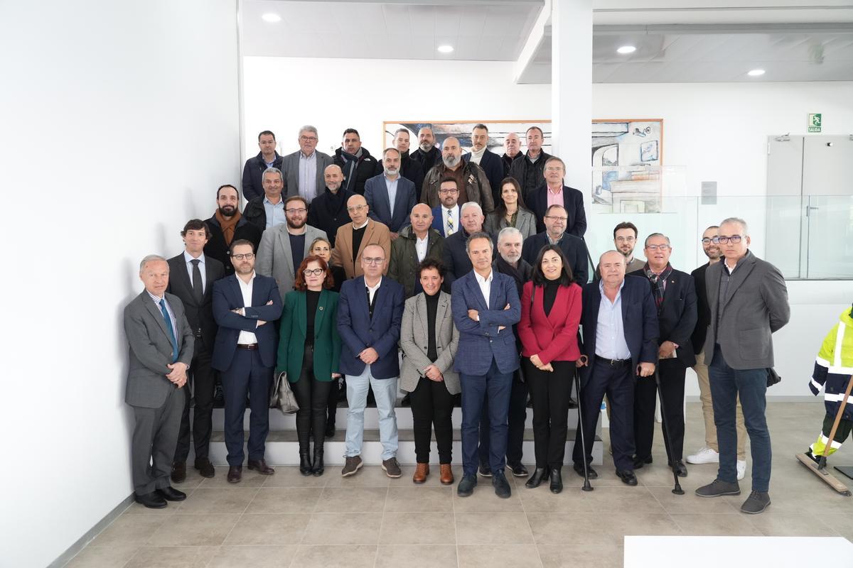 Foto de familia con los asistentes a la jornada de debate celebrada en Onda.