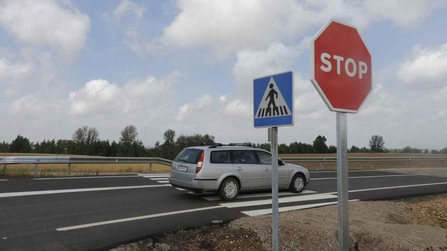 La bionda en una de las rotondas que impide el paso a los peatones