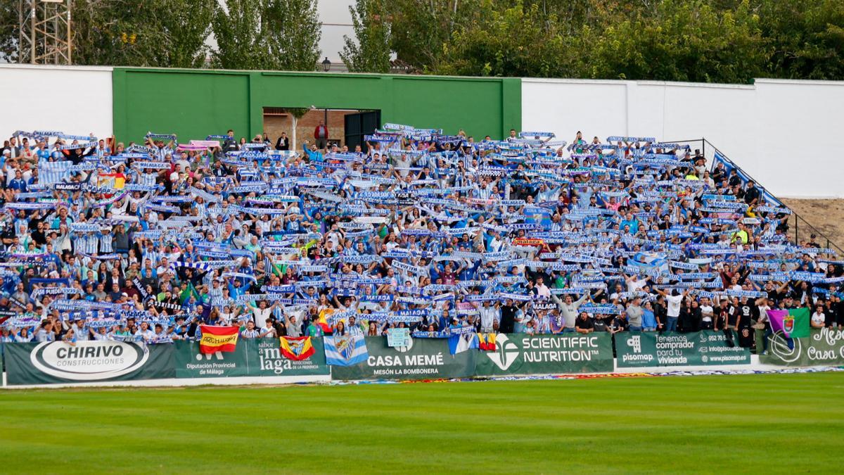 Aficionados blanquiazules en las gradas de El Maulí.