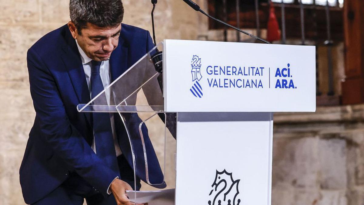 Carlos Mazón, ayer, agachándose para caber en esta foto.