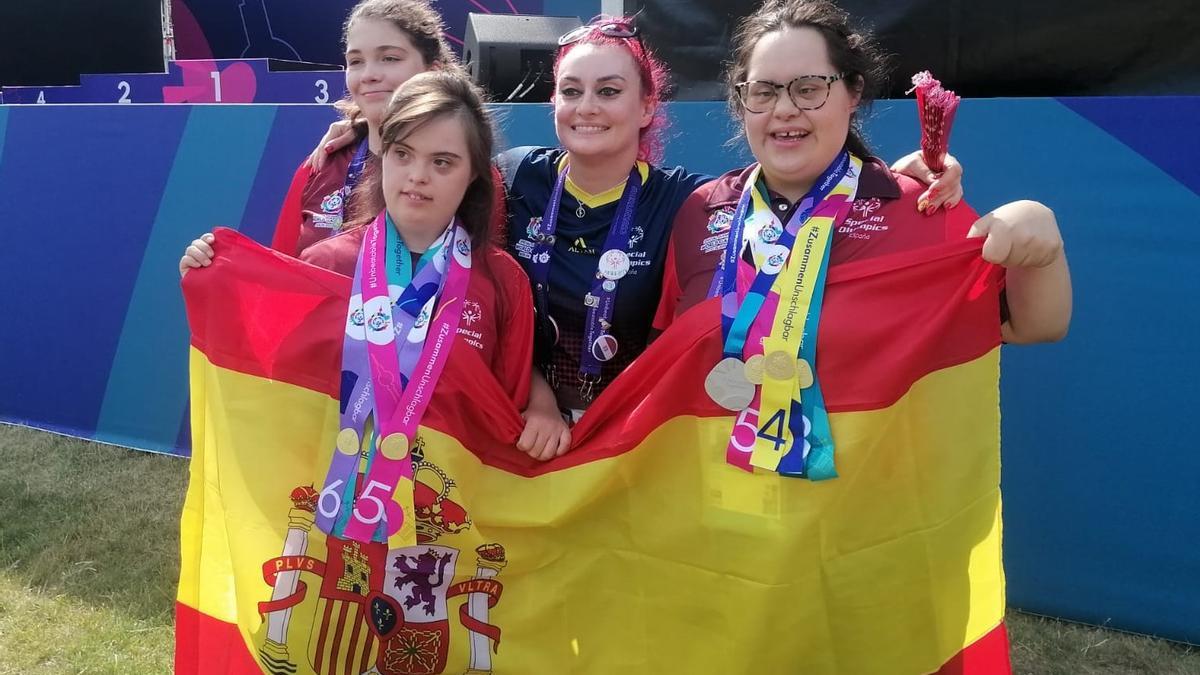 Las gimnastas Pilar Beamonte, María Pilar Rey y Leticia Zapatero junto a su entrenadora, Tania Cubero.