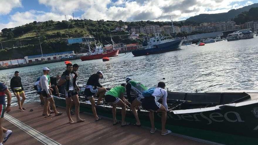 Los remeros de Meira, ayer, saliendo a entrenar en aguas de Bermeo. // S.D. Samertolaméu