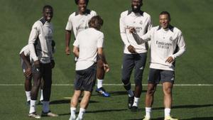 Vinícius agita el debut europeu  del Reial Madrid