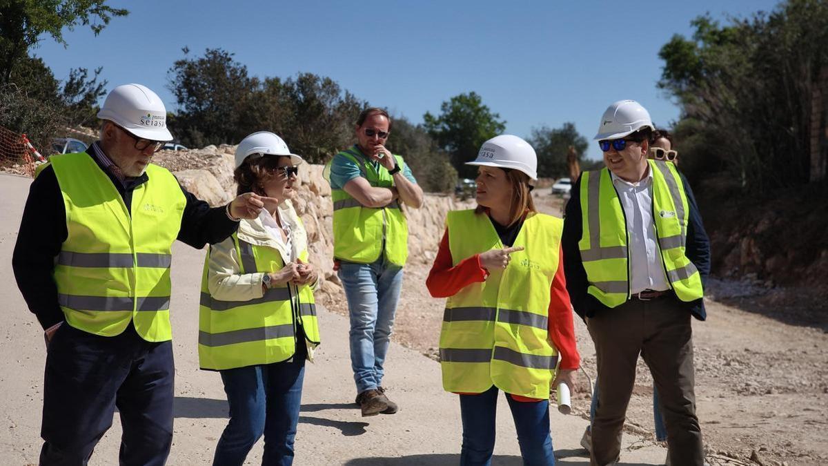 La delegada del Gobierno, en el centro junto a Rodríguez Mulero y el alcalde de Guadassuar, a la derecha.