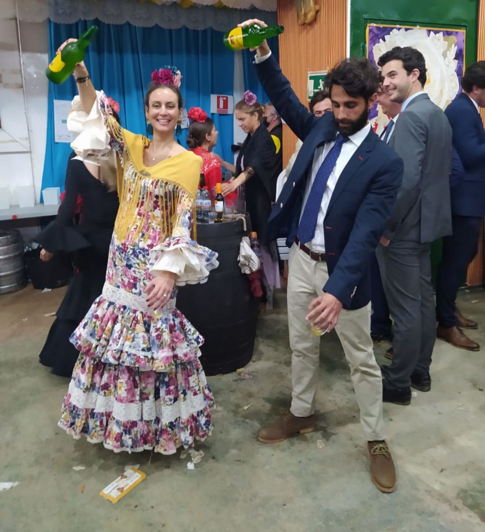 Beatriz García y Mateo Villalba escancian sidra en la Feria de Abril. | J. A. C.