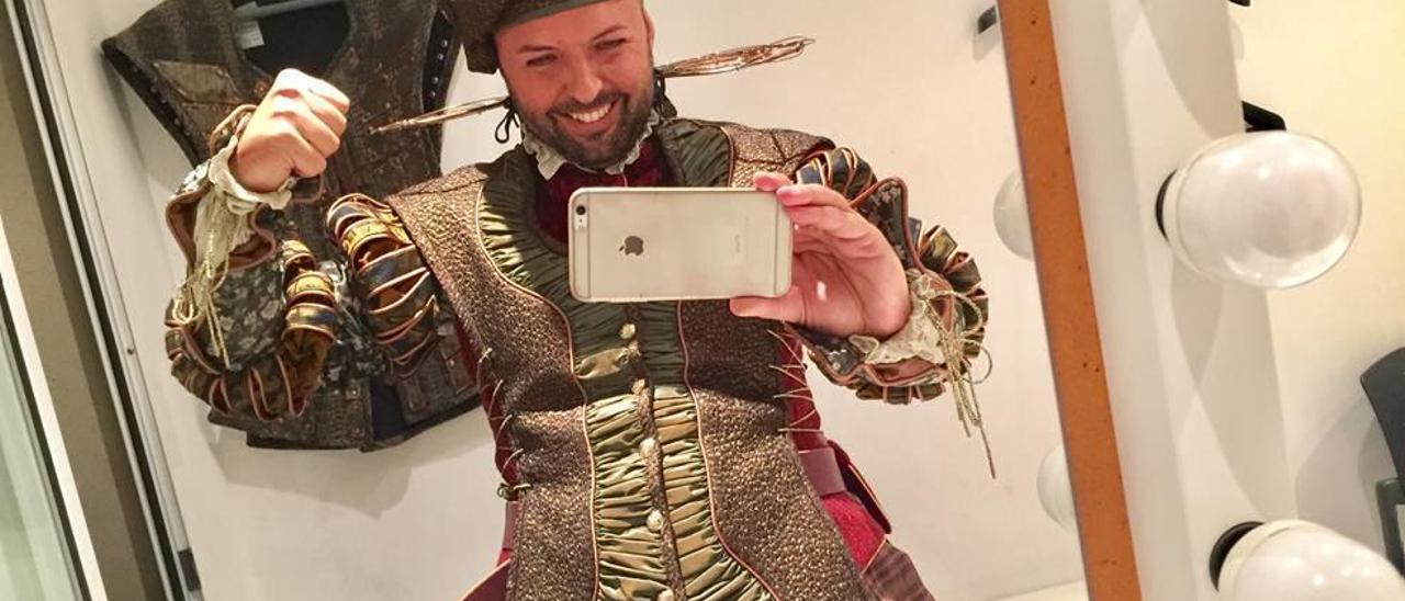 Jaume Gomila haciéndose un &#039;selfie&#039; ataviado para salir a escena.