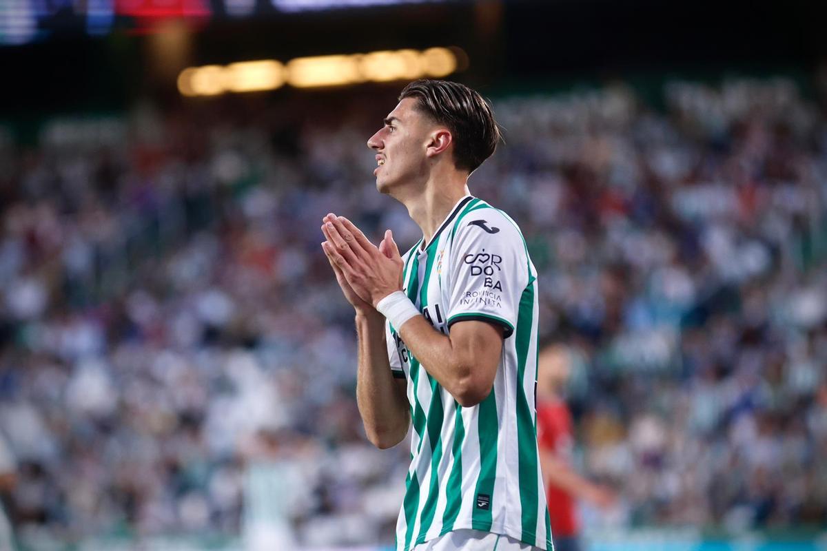 Dani Requena, durante un lance del Córdoba CF-Granada.