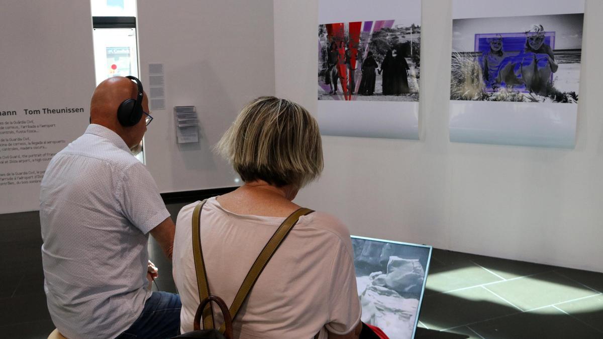 Dues persones visitant l'exposició que s'inaugura aquest dissabte a Figueres.