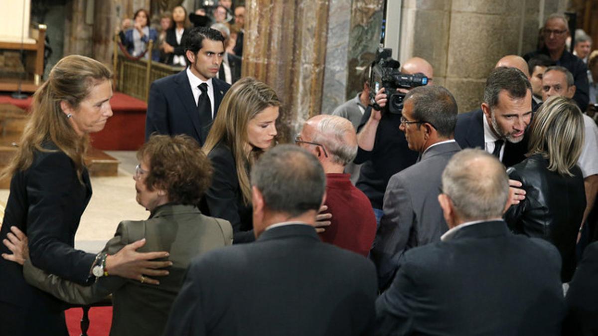 La infanta Elena i els prínceps d’Astúries donen el condol als familiars de les víctimes mortals de l’accident de tren del dia 24, aquest dilluns, al funeral oficial pels 79 difunts.