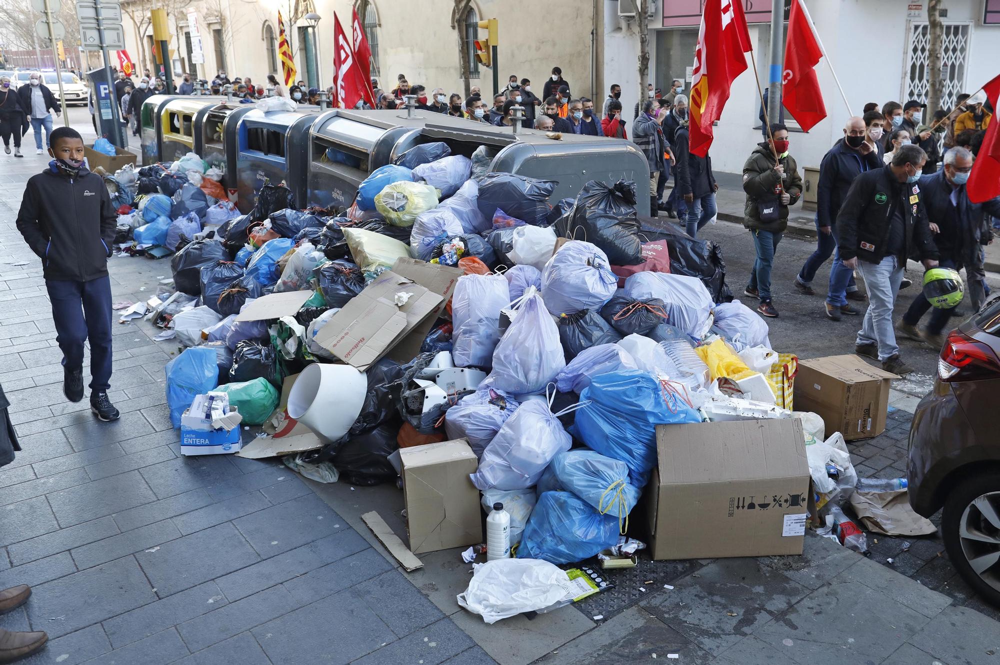 Els escombriaires de Salt es manifesten contra l'empresa i reclamen més implicació