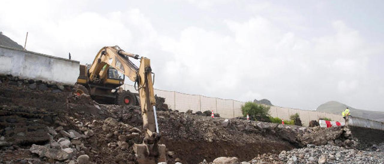 Trabajos de reconstrucción del muro y la carretera de San Felipe, en el tramo de Moya, ayer.