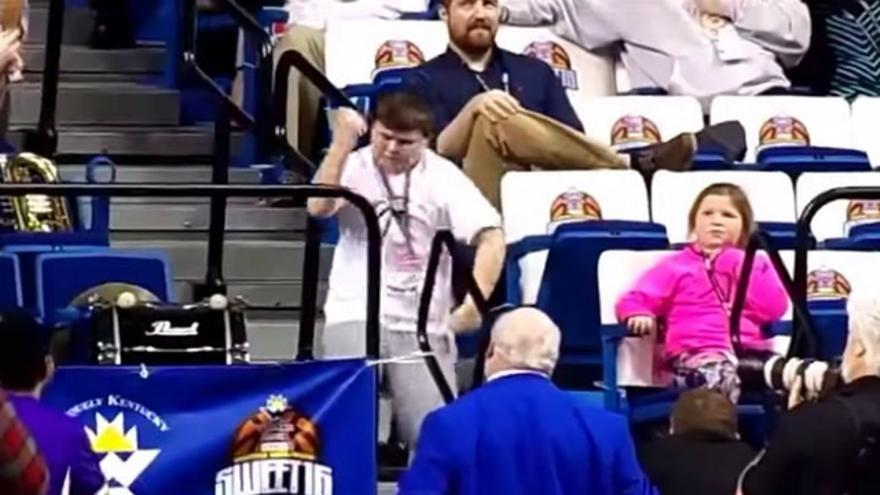 El joven lo da todo bailando el popular 'Happy' ante la mirada de todo el pabellón.