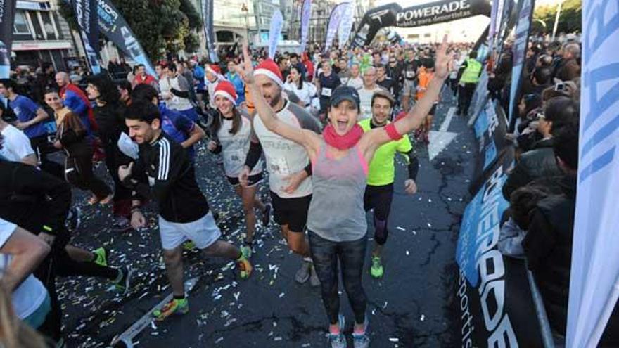 Corredores, hoy, en la salida de la San Silvestre 2015.