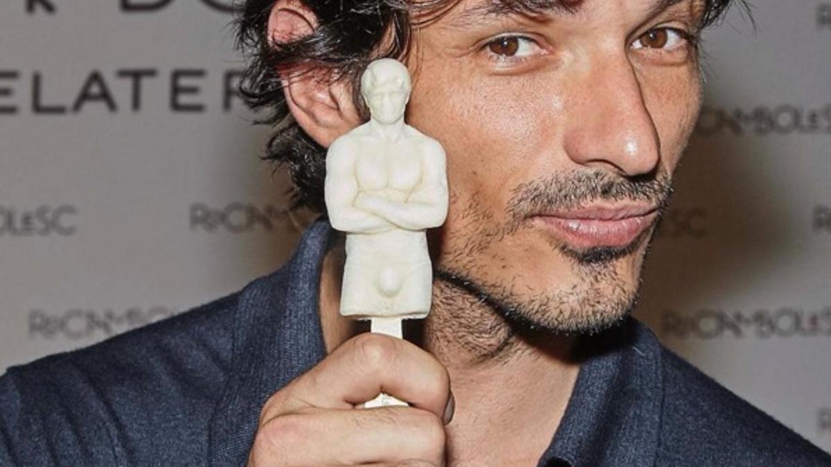 Andrés Velencoso junto a su helado 'VelenCoco'