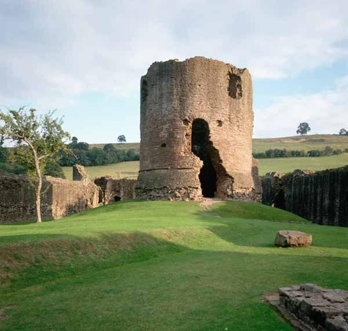 Ruinas del castillo de Skenfrith en la localidad de Monmouthshire, a orillas del río Monnow.