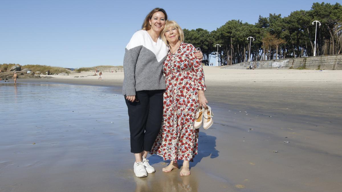 Imagen de archivo de Patricia con su madre en la playa de Samil en 2017.