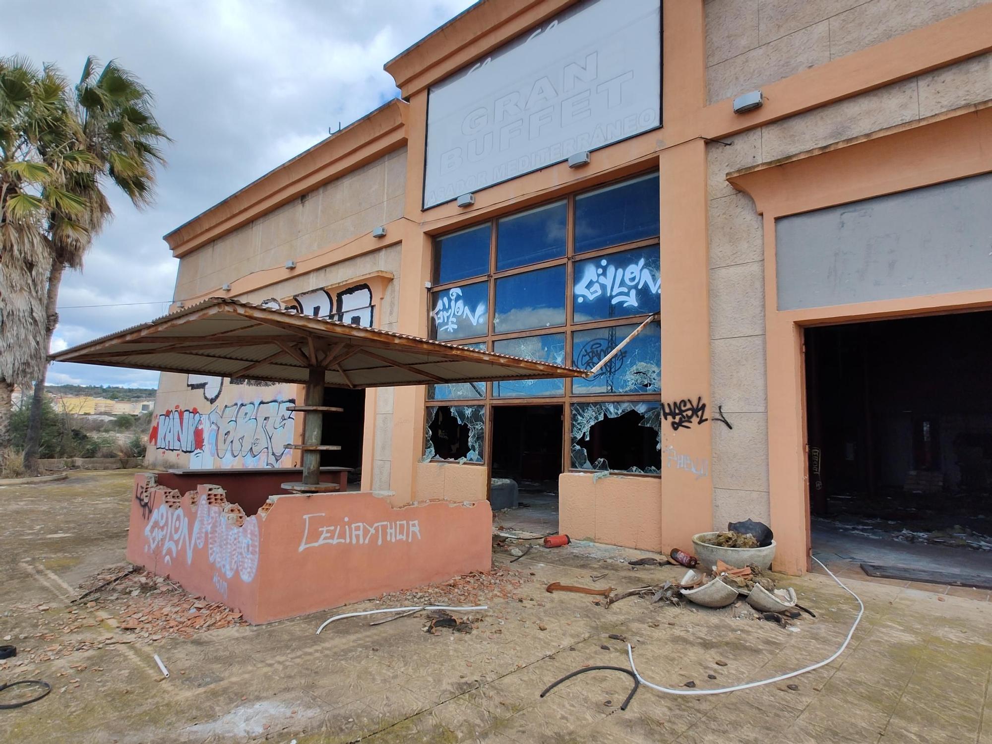 GALERÍA DE FOTOS | Abandonada, en ruinas y llena de grafitis: así está lo que queda de la discoteca Pirámide en pleno 2024
