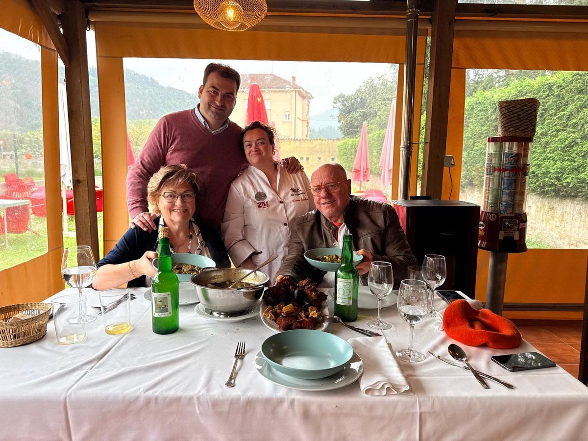 De pie, por la izquierda, el alcalde de Salas, Sergio Hidalgo, y la cocinera de Casa Ricardo, Luisa Sánchez. Sentados, la presidenta del Club de Guisanderas de Asturias, Amada Álvarez, y el divulgador gastronómico, Carlos M. Guardado.