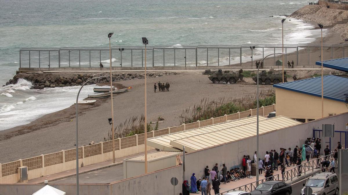 Vista de la valla en un tramo costero de Ceuta.